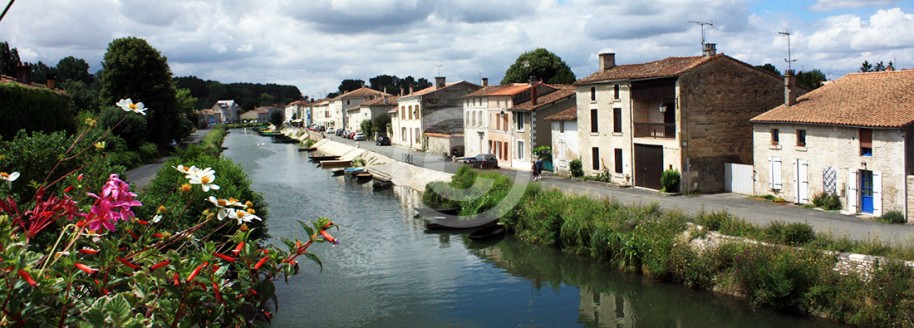 http://www.parenthese-ocean-voyages.fr/wp-content/uploads/2014/02/coulon-marais-poitevin-vendee-03-914x328.jpg