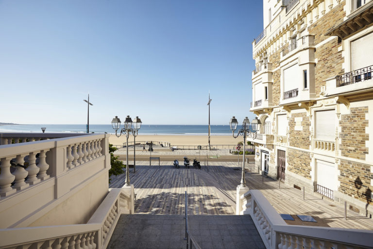 Rue des Sables d'Olonne avec vu sur mer - Parenthèse Océan Voyages