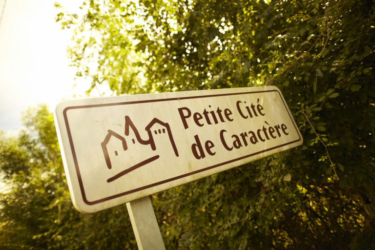 Panneau petite cité de caractère à Vouvant - Parenthèse Océan Voyages
