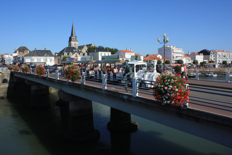 Passage du petit train en ville - Parenthèse Océan Voyages