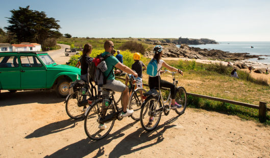 Vélo a l’île d'Yeu vu sur mer - Parenthèse Océan Voyages